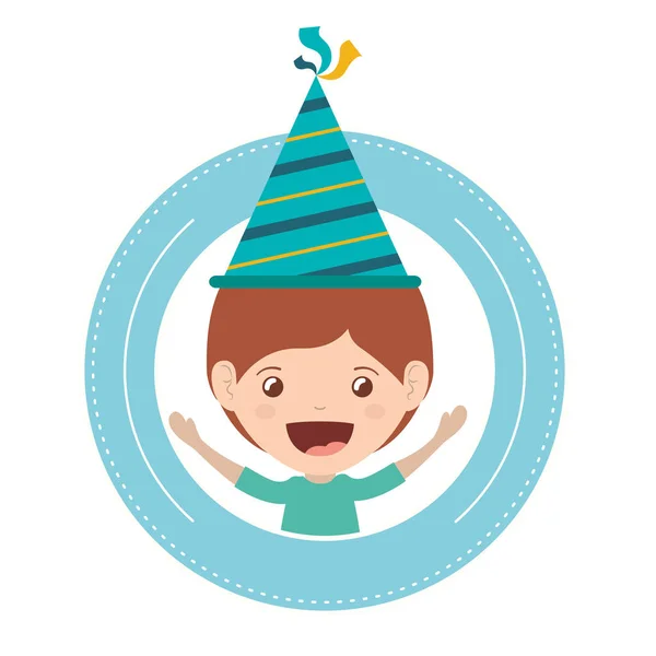 Jongen met feest hoed in verjaardag viering — Stockvector