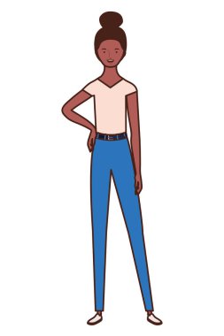 Beyaz arka plan üzerinde duran genç kadın