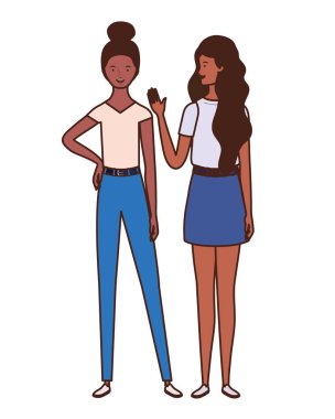 Beyaz arka planda ayakta genç kadınlar