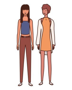 Beyaz arka planda ayakta genç kadınlar