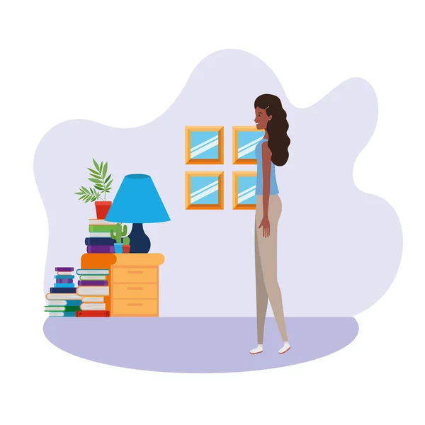 Mulher de pé na sala de estar com livros —  Vetores de Stock
