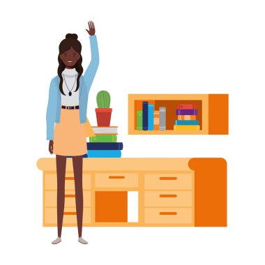 ahşap ve kitaplık kitaplık ile ayakta kadın