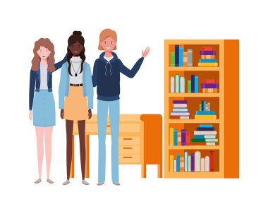 ahşap ve kitaplık kitaplık ile ayakta kadınlar