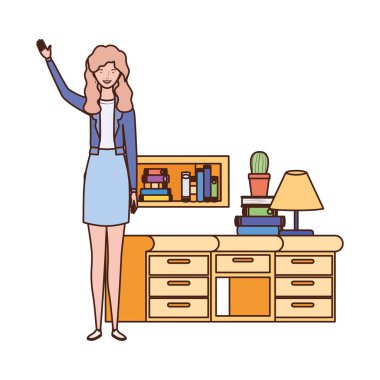 ahşap ve kitaplık kitaplık ile ayakta kadın