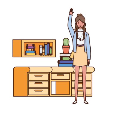 ahşap ve kitaplık kitaplık ile ayakta kadın