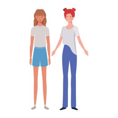 Beyaz arka planda ayakta genç kadınlar