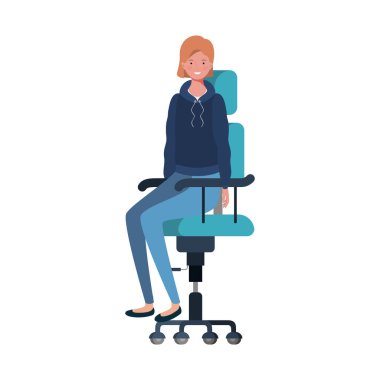 beyaz arka plan üzerinde ofis sandalyesinde oturan kadın