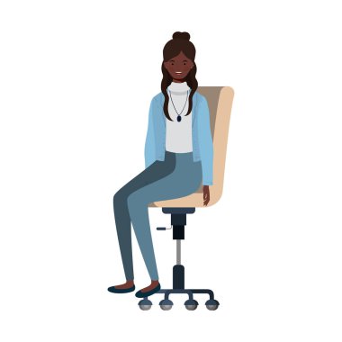 beyaz arka plan üzerinde ofis sandalyesinde oturan kadın