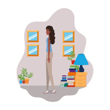 ahşap ve kitaplık kitaplık ile ayakta kadın