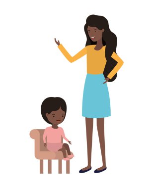 sandalyede oturan bebek karakteri ile kadın