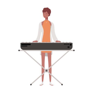 beyaz arka planda piyano klavyesi ile genç kadın