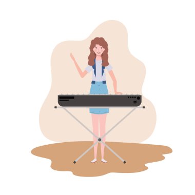 beyaz arka planda piyano klavyesi ile genç kadın