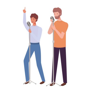 beyaz arka planda mikrofonlar ile ayakta erkekler