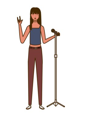 Beyaz arka planda mikrofonu olan genç bir kadın.