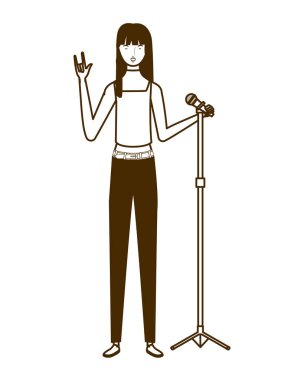 Beyaz arka planda mikrofonu olan genç bir kadın.