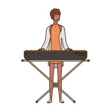 beyaz arka planda piyano klavyesi ile genç kadın