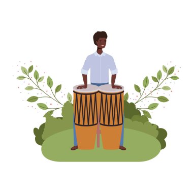 congas ve dalları ve arka planda yaprakları ile adam