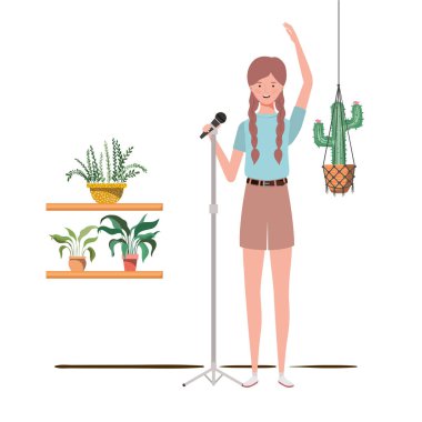 arka plan makrame askıları üzerinde stand ve houseplants ile mikrofon ile kadın