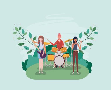 kampta enstrüman çalan bir grup adam