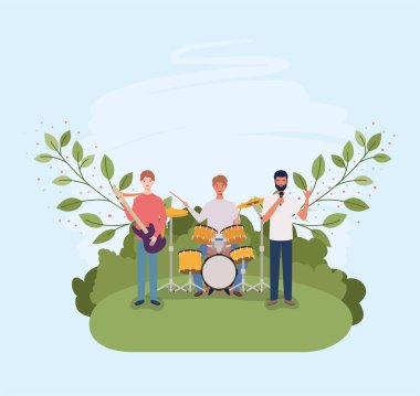 kampta enstrüman çalan bir grup adam