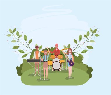 kampta enstrüman çalan bir grup kadın