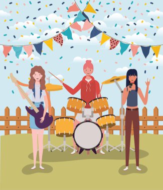 kampta enstrüman çalan bir grup kadın