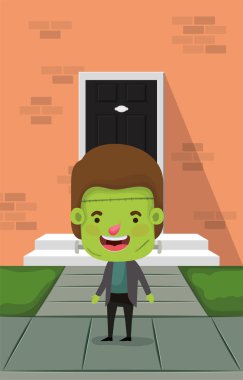 evin kapıfrankenstein kostümü ile küçük çocuk