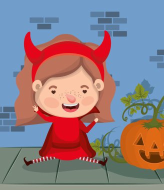 duvar karakteri balkabağı ile şeytan kostümü ile küçük kız