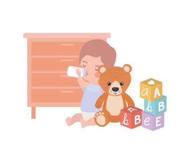 sevimli küçük çocuk bebek oyuncak karakteri ile oynuyor