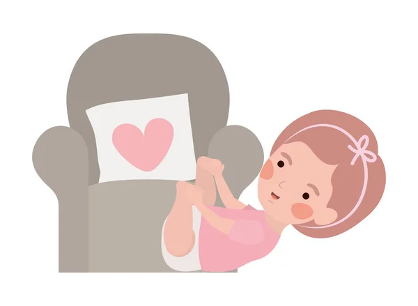 Bonito menina bebê no sofá personagem — Vetor de Stock