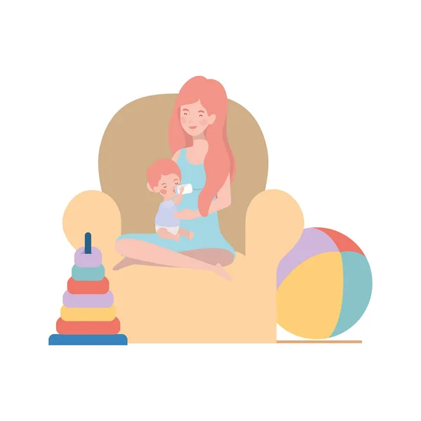 Bonito gravidez mãe com menino sentado no sofá —  Vetores de Stock