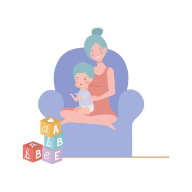 küçük çocuk ile sevimli gebelik anne kanepede oturan