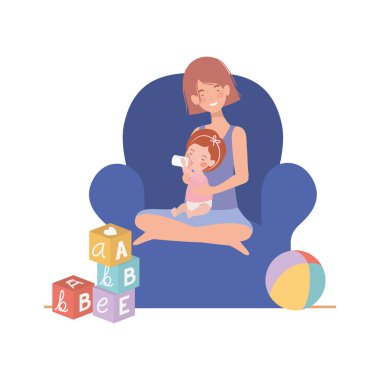 küçük kız ile sevimli gebelik anne kanepede oturan