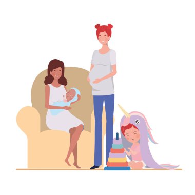 oturma odasında küçük bebekleri olan ırklar arası gebelik anneleri