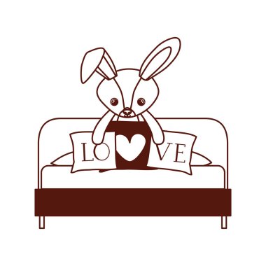 kanepede kalp aşk yastıkları ile doldurulmuş sevimli tavşan