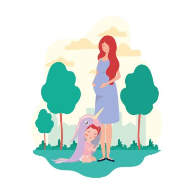 kampta küçük kız ile sevimli gebelik anne