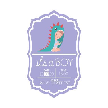 Küçük bebek ve dino kostümlü bir erkek kartı.