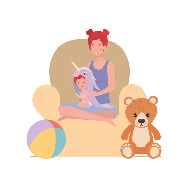 Bonito gravidez mãe com menina sentada no sofá — Vetor de Stock