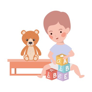 sevimli küçük çocuk bebek oyuncak karakteri ile oynuyor