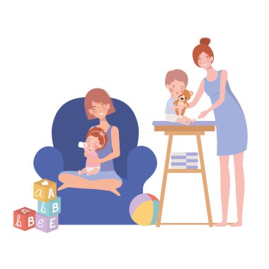 oturma odasında küçük bebekler ile sevimli gebelik anneler