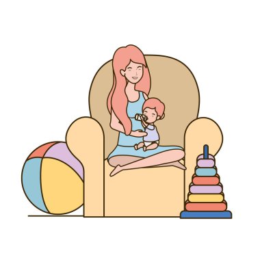 küçük çocuk ile sevimli gebelik anne kanepede oturan