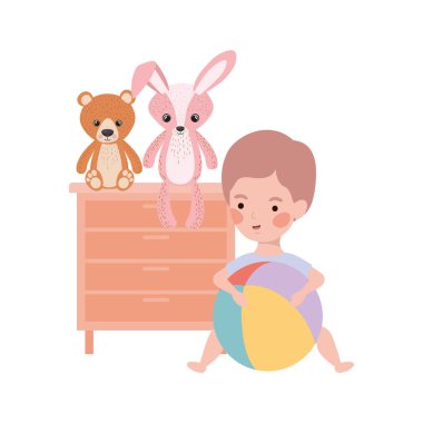 sevimli küçük çocuk bebek oyuncak karakteri ile oynuyor