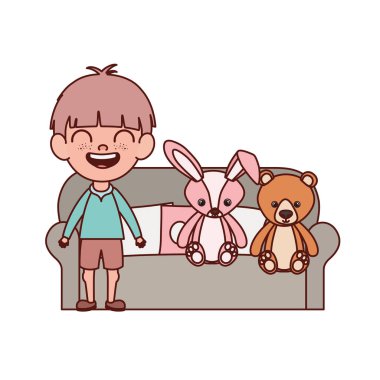 doldurulmuş oyuncaklar ile oturma odasında sevimli küçük çocuk bebek