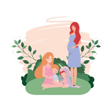 sevimli gebelik anneler kampta bebeklerkaldırma oturmuş