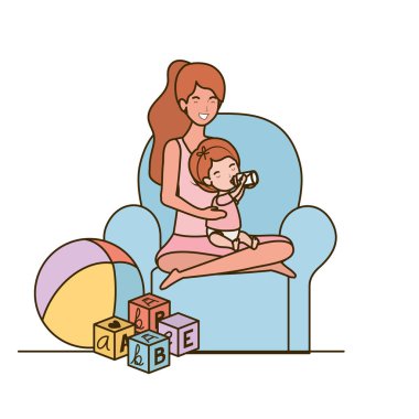 küçük kız ile sevimli gebelik anne kanepede oturan