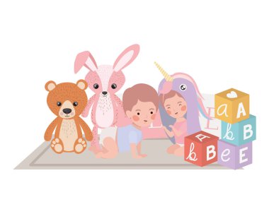 sevimli küçük çocuk bebekler oyuncak karakterleri ile oynuyor