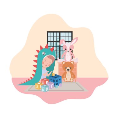 sevimli küçük çocuk bebek oyuncak karakteri ile oynuyor