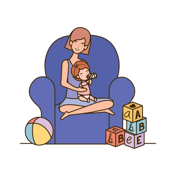 Linda madre embarazada con niña sentada en el sofá — Vector de stock