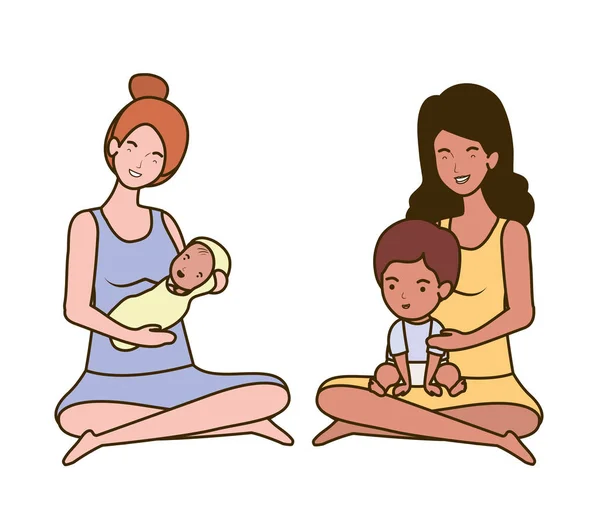 Embarazo interracial madres sentadas levantando pequeños bebés personajes — Archivo Imágenes Vectoriales