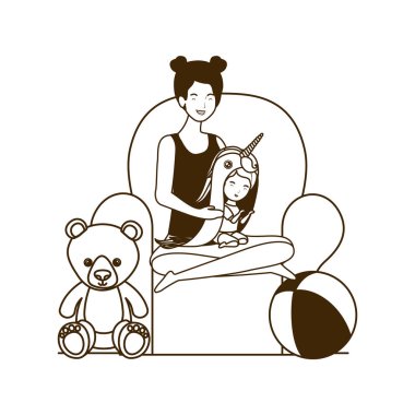 küçük kız ile sevimli gebelik anne kanepede oturan